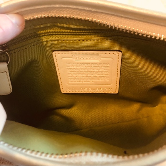 Small 🐝 Coach Handbag🐝 - Picture 5 of 8